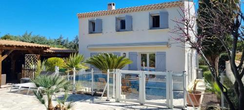 Villa spacieuse à Agde avec piscine et jardin. - image 5