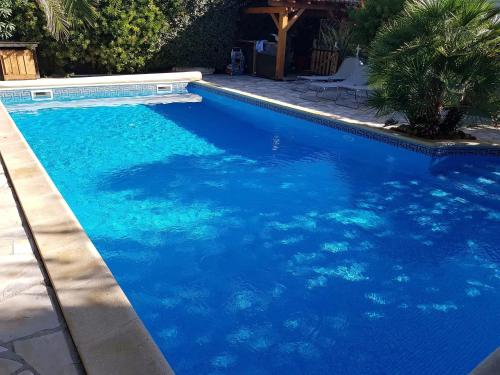 Villa spacieuse à Agde avec piscine et jardin. - image 4