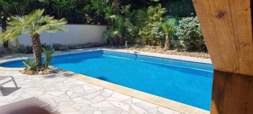 Villa spacieuse à Agde avec piscine et jardin. - image 2