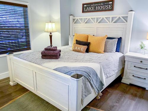 Lakefront Lookout- 14 S