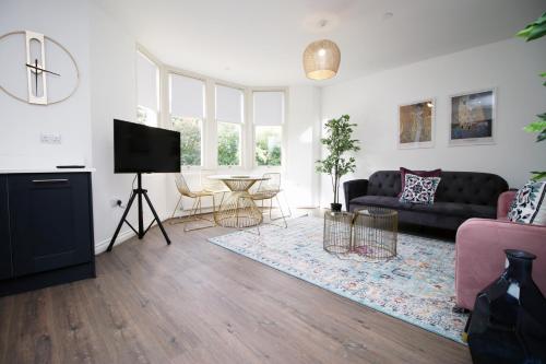 Large City Centre 3 Bed Flat with Parking