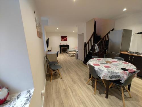 Gîte 10 personnes maison entière gîte à louer Loyettes