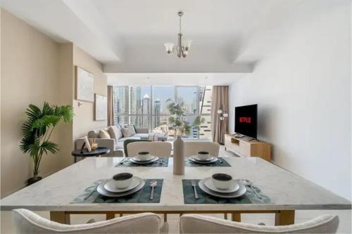 Elegant 1BR Apartment With Partial Sea View in Court Tower, Dubaj (zdjęcie 4)