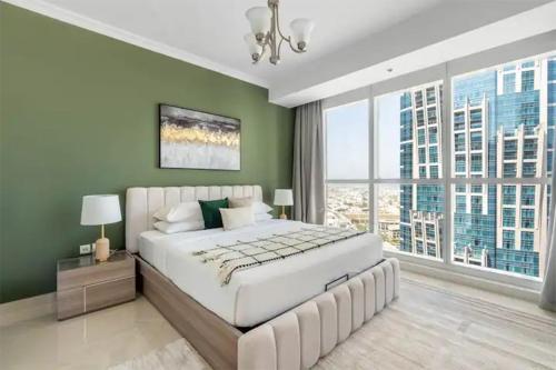 Elegant 1BR Apartment With Partial Sea View in Court Tower, Dubaj (zdjęcie 2)