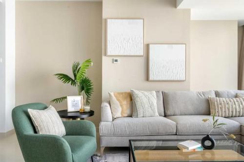 Elegant 1BR Apartment With Partial Sea View in Court Tower, Dubaj (zdjęcie 5)