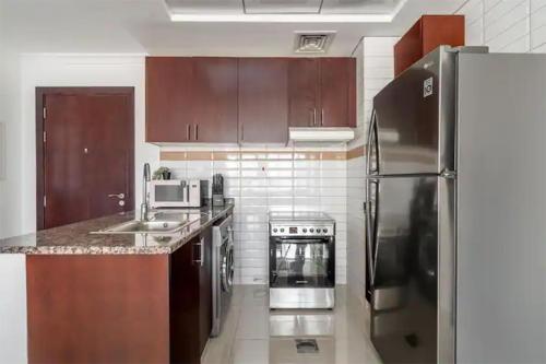 Elegant 1BR Apartment With Partial Sea View in Court Tower, Dubaj (zdjęcie 9)