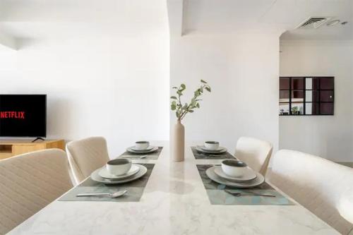Elegant 1BR Apartment With Partial Sea View in Court Tower, Dubaj (zdjęcie 8)