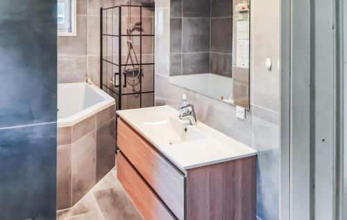 Bany, Awesome Home In Væggerløse With Kitchen in Idestrup