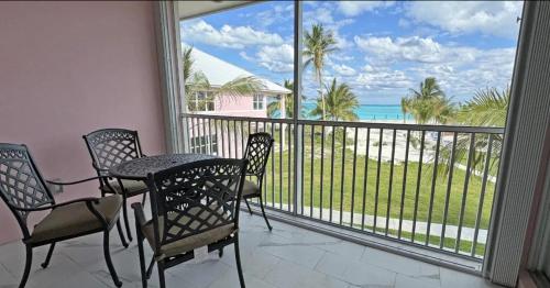 Létesítmények, Pretty in Pink in Treasure Cay