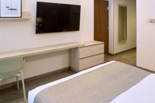 Standard Queen Room image 8