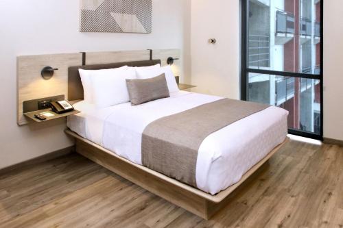 Standard Queen Room image 9