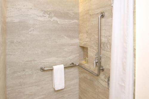 Standard Queen Room image 2