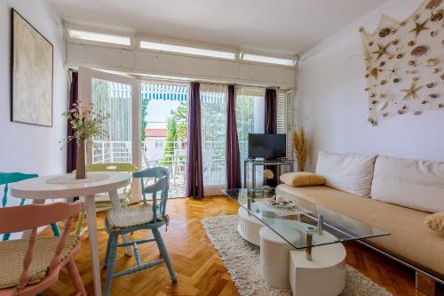 Helles Apartment nur 190 Meter zum Strand mit Meerblick, privater Terrasse, WiFi