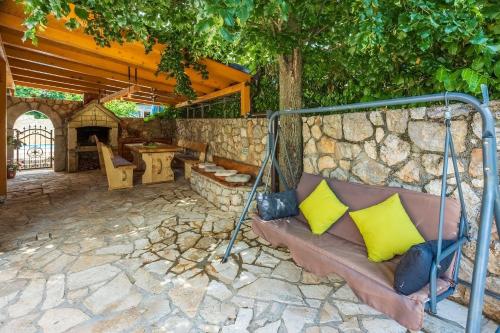 Ruhiges Apartment mit Holzkohlegrill, Pool mit Whirlpoolfunktion, Waschmaschine, Trockner in Grizane
