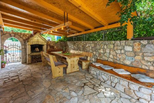 Ruhiges Apartment mit Holzkohlegrill, Pool mit Whirlpoolfunktion, Waschmaschine, Trockner in Grizane