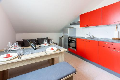 Ruhiges Apartment mit Holzkohlegrill, Pool mit Whirlpoolfunktion, Waschmaschine, Trockner in Grizane