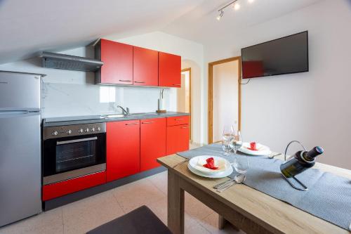 Ruhiges Apartment mit Holzkohlegrill, Pool mit Whirlpoolfunktion, Waschmaschine, Trockner in Grizane