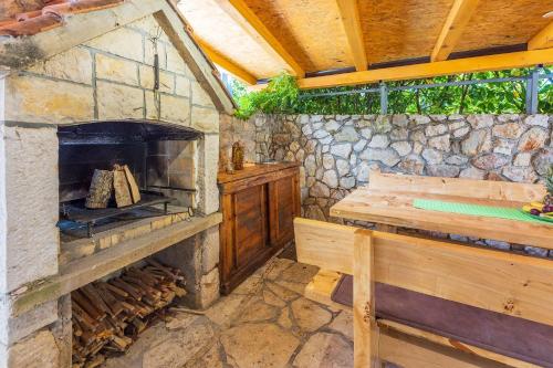 Ruhiges Apartment mit Holzkohlegrill, Pool mit Whirlpoolfunktion, Waschmaschine, Trockner in Grizane