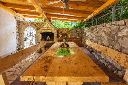 Ruhiges Apartment mit Holzkohlegrill, Pool mit Whirlpoolfunktion, Waschmaschine, Trockner in Grizane