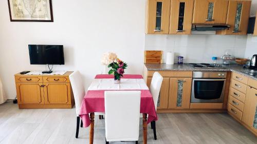 Charmantes Apartment nur 700 Meter zum Strand mit Terrasse und Balkon