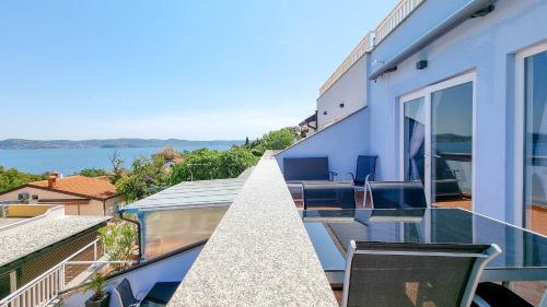 Atemberaubendes Apartment nur 50 Meter zum Strand mit Meerblick, Grill, Waschmaschine