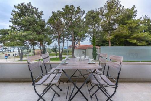 Modernes Apartment nur 600 Meter zum Strand mit Meerblick, Privatparkplatz, Waschmaschine