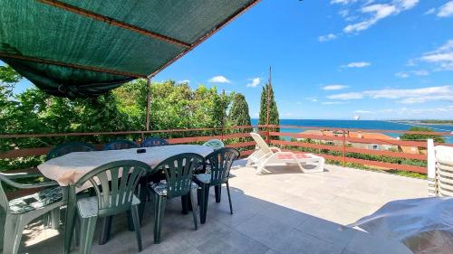 Lauschiges Apartment nur 100 Meter zum Strand mit Panoramablick, Liegebereich, Grill
