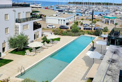 Luxus Apartment nur 300 Meter zum Strand mit Pool, Liegen, Grill, Privatparkplatz