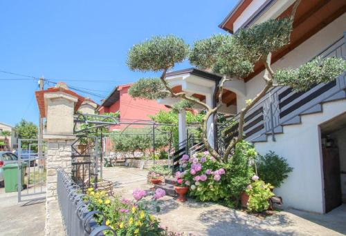 Reizendes Apartment umgeben von mediterranen Pflanzen - nur 650 Meter zum Strand