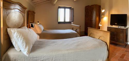 2 twin beds