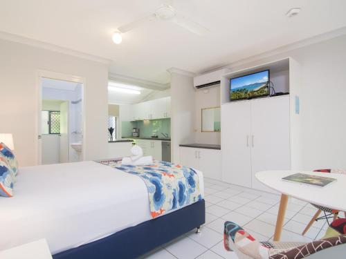 Studio Apartment with Patio image 4
