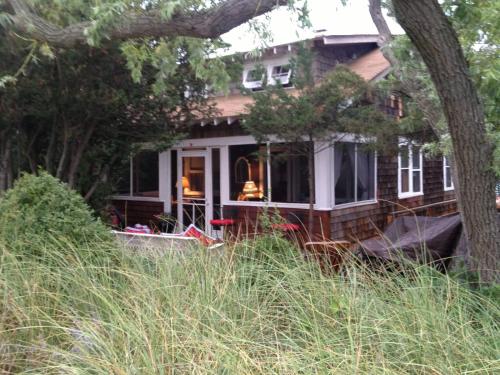 Chill Fire Island Beachfront Cottage with Amazing Bay and Sunset Views, Perfect Location in Fair Harbor
