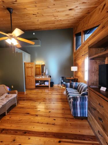 Lodge At Tellico