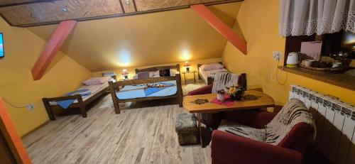 1 king bed, 2 twin beds