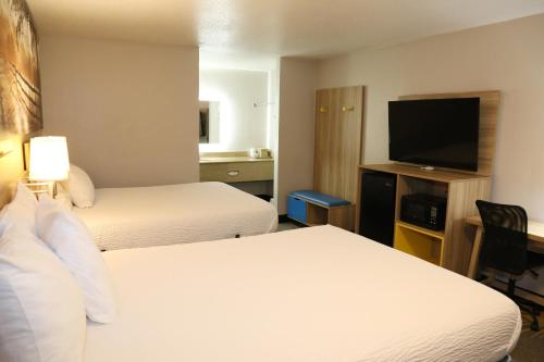 Days Inn by Wyndham Monroe - image 12