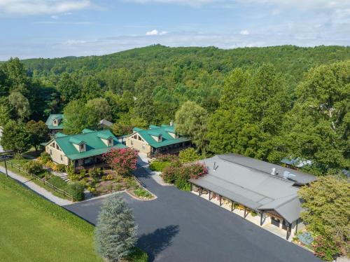 Exterior view, Lodge At Tellico in Tellico Plains