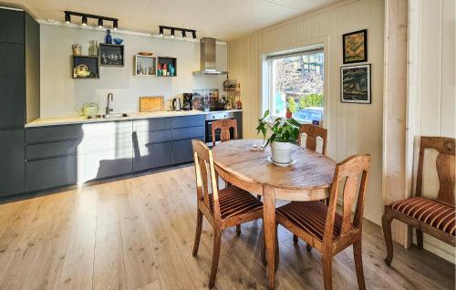 virtuve, 3 Bedroom Cozy Home In Skjærhalden in Skjaerhalden