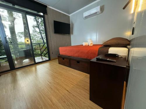 Queen Room with Balcony image 5