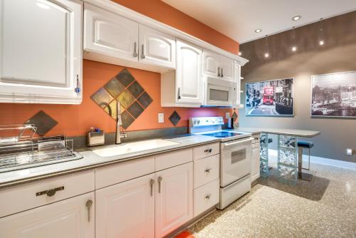 Modern Retreat with River View in Roswell! Modern Retreat with River View in Roswell!