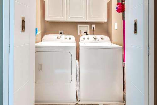 Modern Retreat with River View in Roswell! Modern Retreat with River View in Roswell!