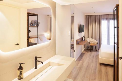 Aeolis Hotel in Samos City Center