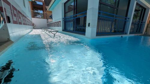 Camping Le Village Des Sources in Ceilhes-et-Rocozels