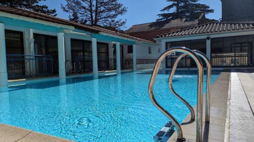 Camping Le Village Des Sources in Ceilhes-et-Rocozels