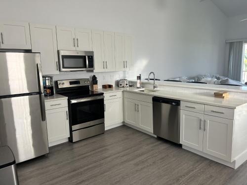 Konyha, Pretty in Pink in Treasure Cay