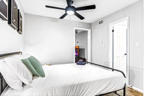 Elegant 1BR Haven - 10 Min to Downtown Austin Elegant 1BR Haven - 10 Min to Downtown Austin