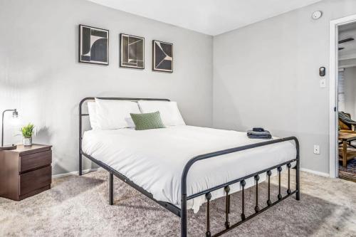 Elegant 1BR Haven - 10 Min to Downtown Austin Elegant 1BR Haven - 10 Min to Downtown Austin