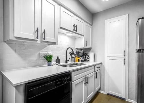 Elegant 1BR Haven - 10 Min to Downtown Austin Elegant 1BR Haven - 10 Min to Downtown Austin