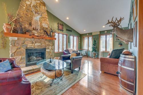 Walk to Saylorville Lake Spacious Home with Deck! in Johnston 