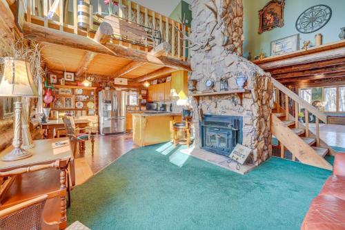 Walk to Saylorville Lake Spacious Home with Deck! in Johnston 