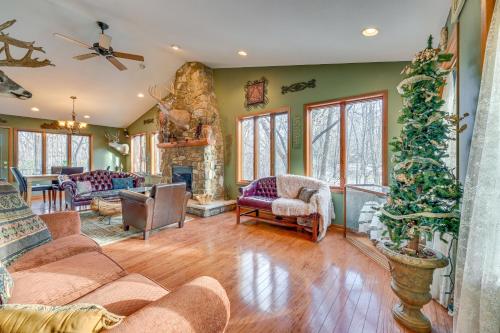 Walk to Saylorville Lake Spacious Home with Deck! in Johnston 